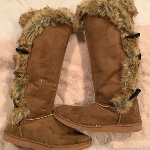 Furry ugg like boots with faux fur